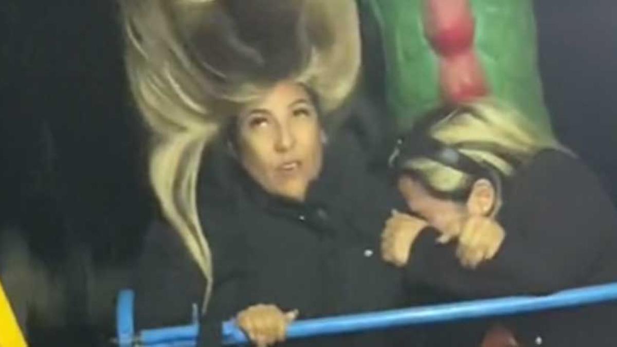 Mujer pierde la peluca en un juego mecánico 'muy descabellado' | VIDEO