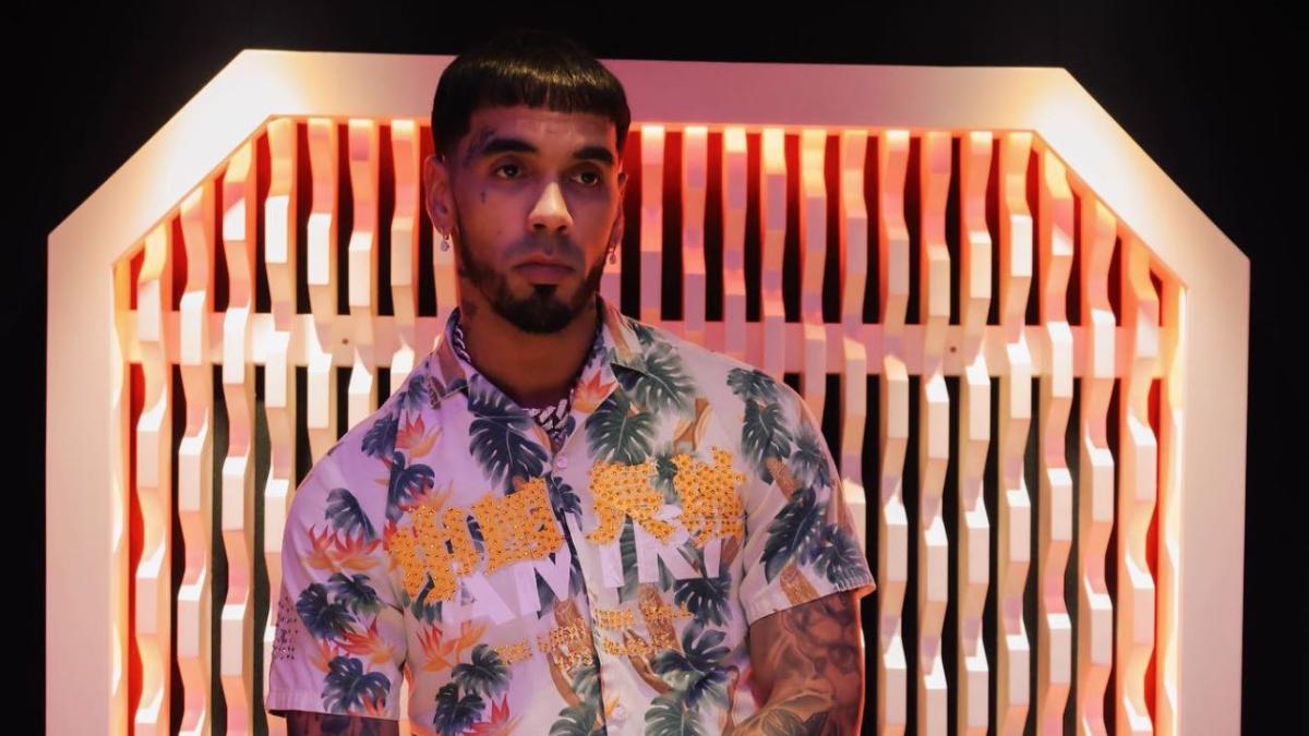 Anuel es operado de emergencia y asegura que se debate entre la vida y la muerte