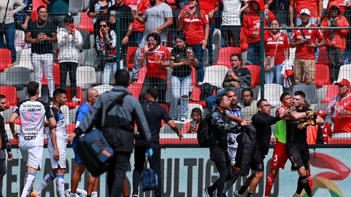 Video: Tiago Volpi irreconocible protagoniza bronca con el cuerpo técnico de Querétaro