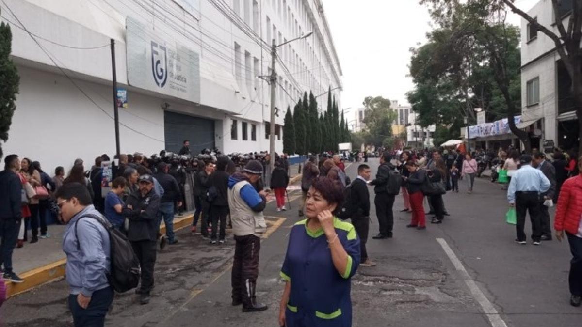 VIDEO | Familiares de víctimas de feminicidio protestan en Fiscalía de CDMX