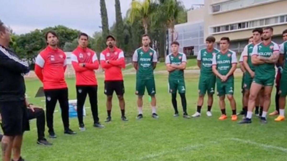 Liga MX: Aficionados de los Rayos de Necaxa recriminan a sus jugadores en medio del entrenamiento