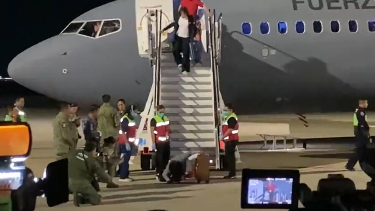 VIDEO | Mexicana rescatada de Israel llega al AIFA y lo primero que hace es besar el suelo