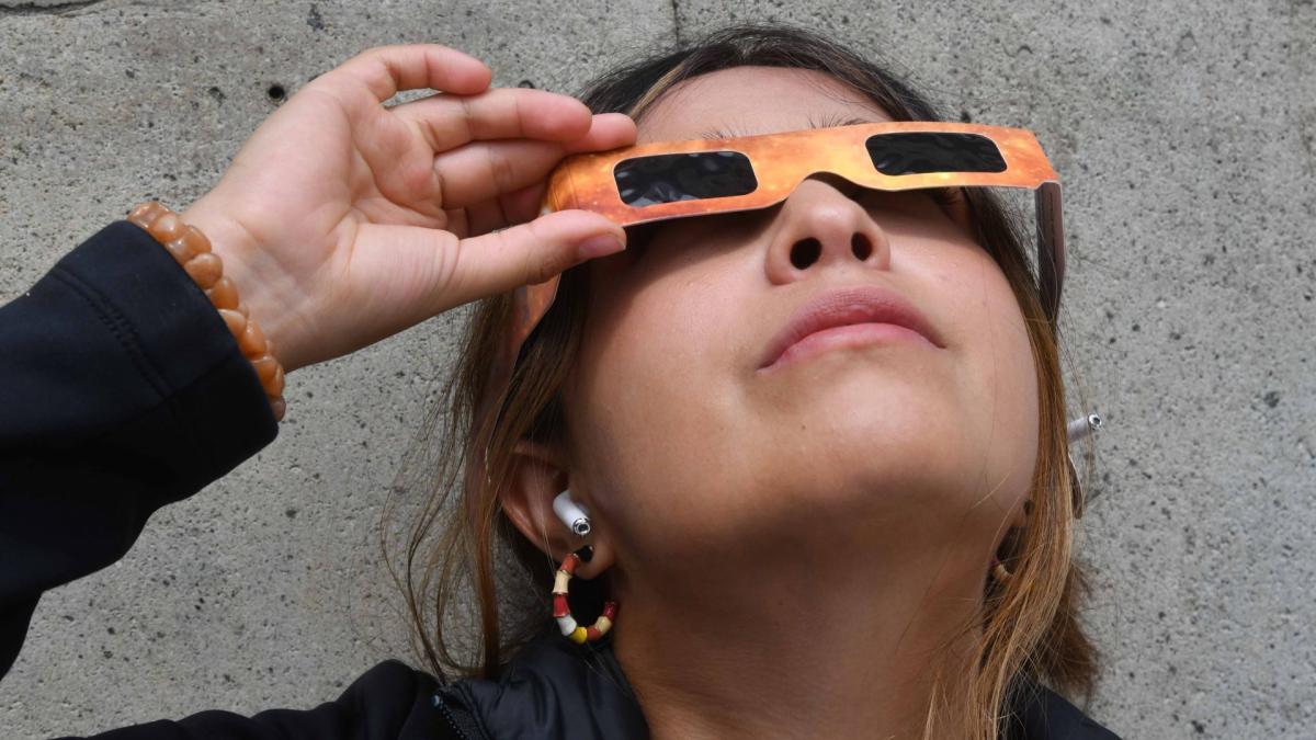 Especialistas urgen a NO mirar el eclipse sin protección en ningún momento, ni siquiera en oscuridad