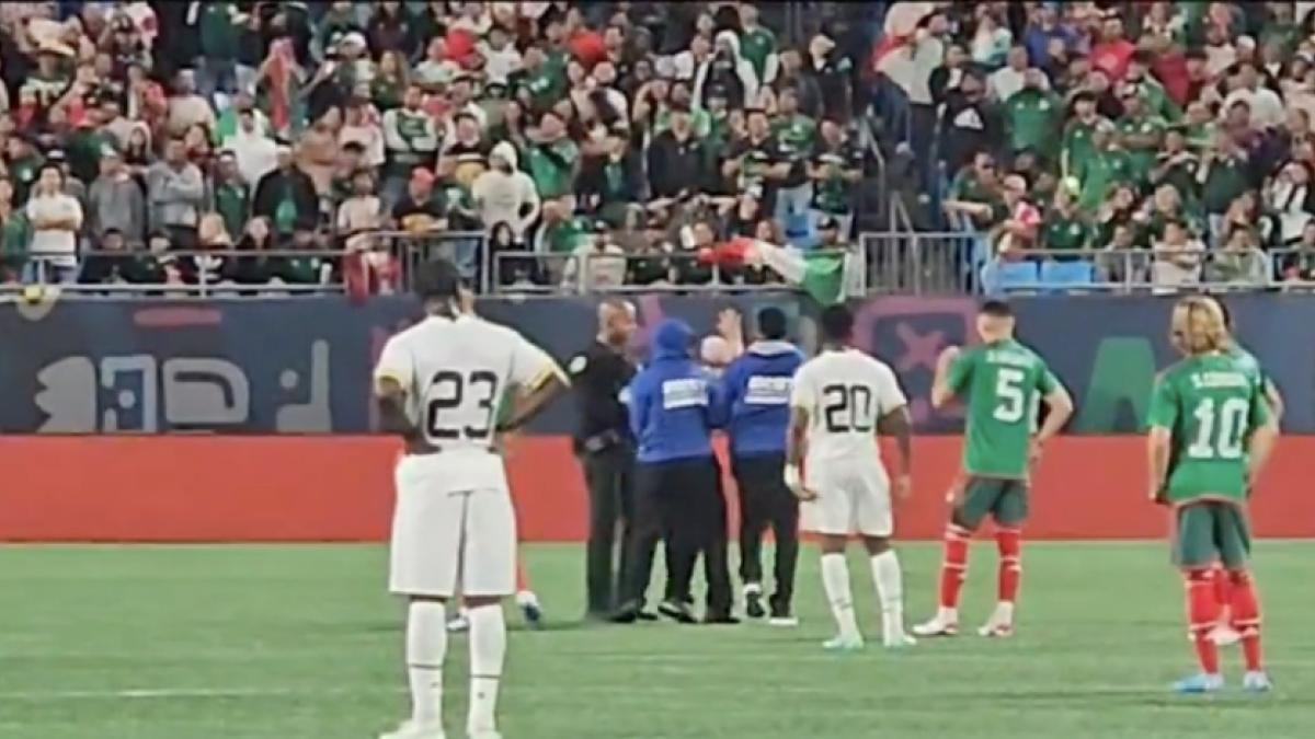 México vs Ghana: Aficionados invaden el terreno de juego y buscan a jugadores del Tricolor