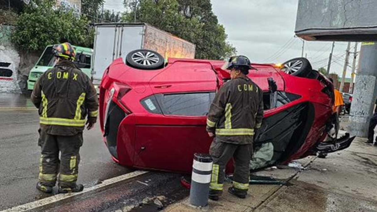 Así se volcó un automóvil en la México-Cuernavaca, a la altura de San Andrés Totoltepec, Tlalpan │ VIDEO