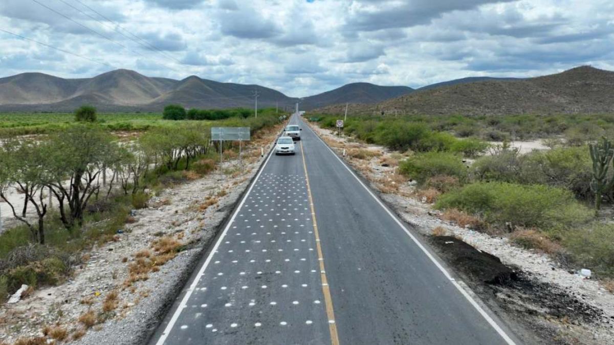 Ricardo Gallardo entrega camino en apoyo a 13 comunidades de la región media de SLP