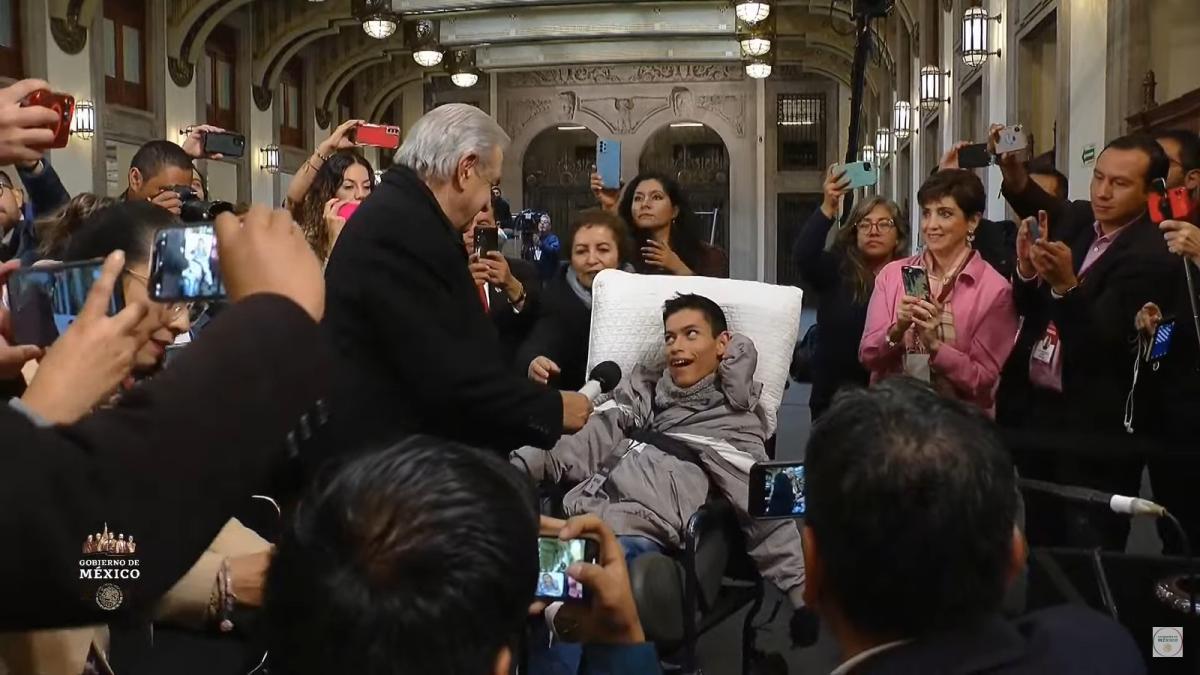 Se compromete AMLO a apoyar proyectos en favor de personas con discapacidad