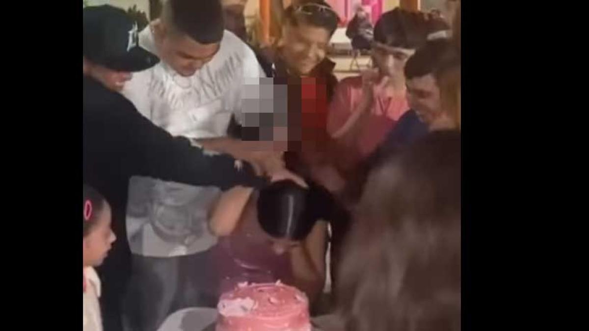 Con un cuchillo, festejada le pica el ojo a un invitado tras aventarla al pastel │ VIDEO