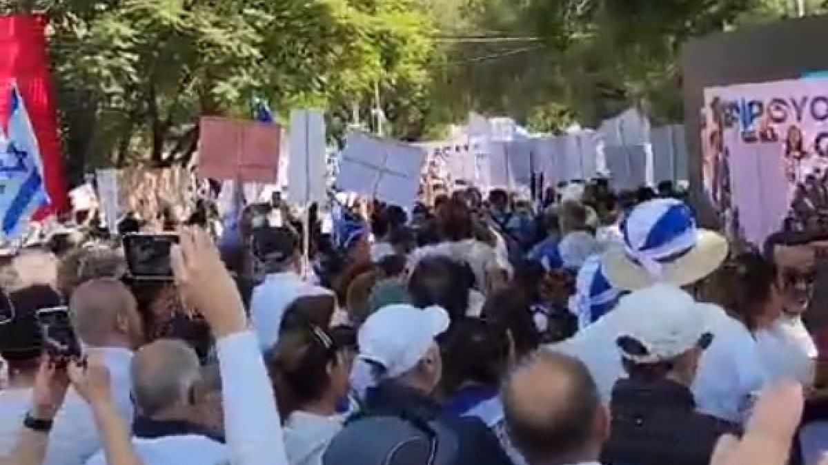 Manifestantes se reúnen en Embajada de Israel en México; se solidarizan con el país y exigen liberación de rehenes