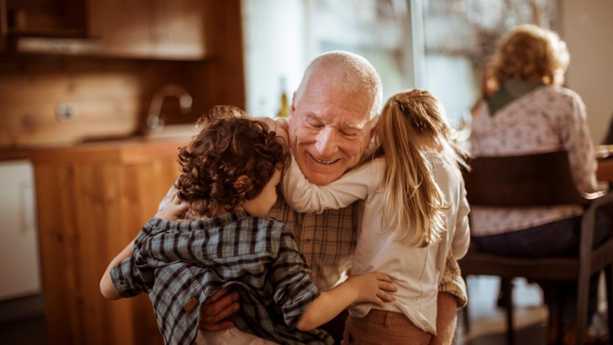 Pensionados podrían asegurar a sus nietos y nietas en México