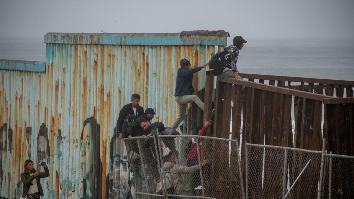 Cruces ilegales récord a EU; México ofrece a expulsores Sembrando Vida...