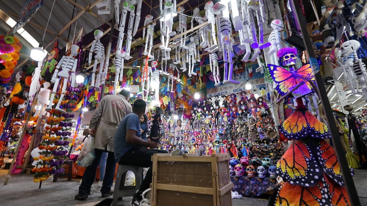 En Jamaica, artesanos dan “vida” a calacas y alebrijes de papel maché