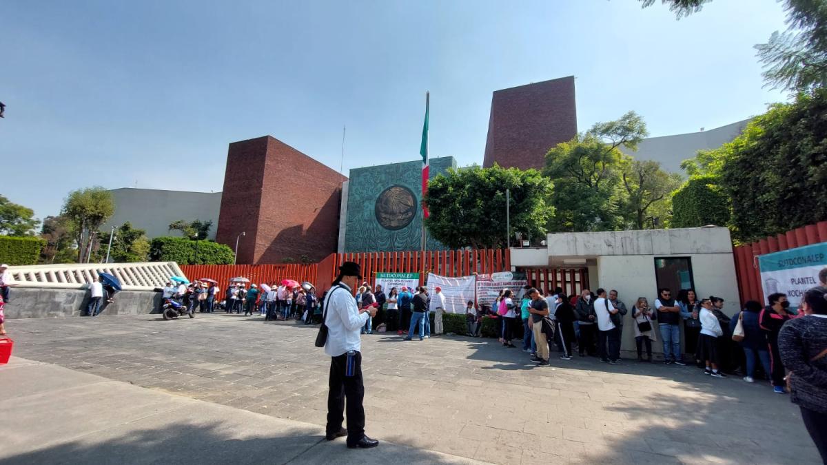 Sindicalizados de Educación Media Superior bloquean la Cámara de Diputados