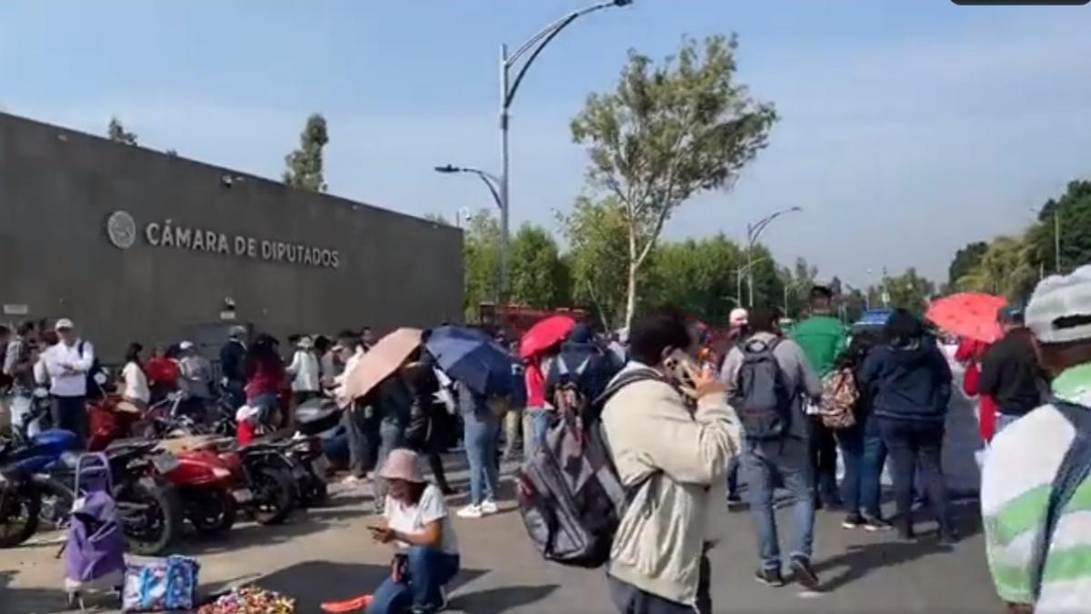 Por bloqueo de manifestantes, se cancela sesión en San Lázaro