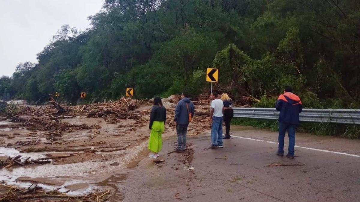 Otis: Deslave impide paso de vehículos en Autopista del Sol