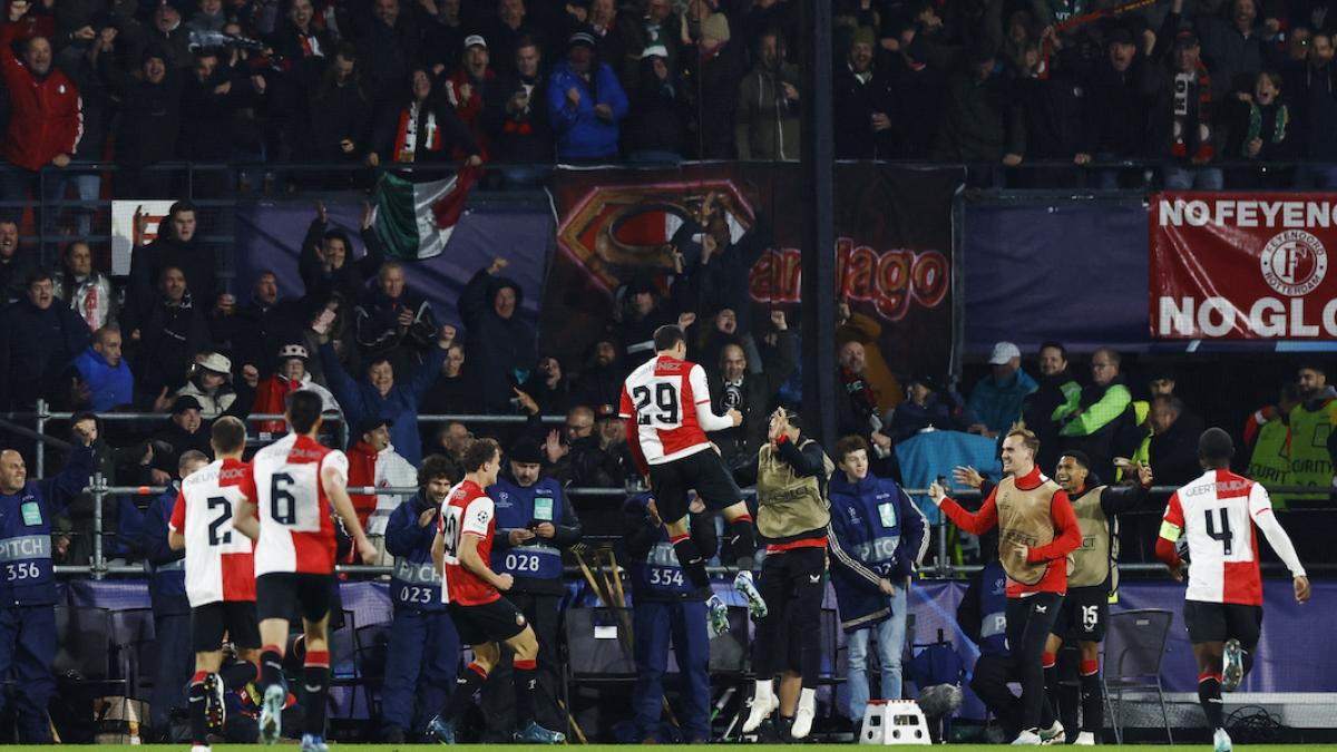 Giménez, primer mexicano con doblete en su debut en Champions League