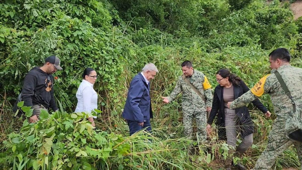 Tras 11 horas de viaje y de caminar 4 km, AMLO llega a zona afectada