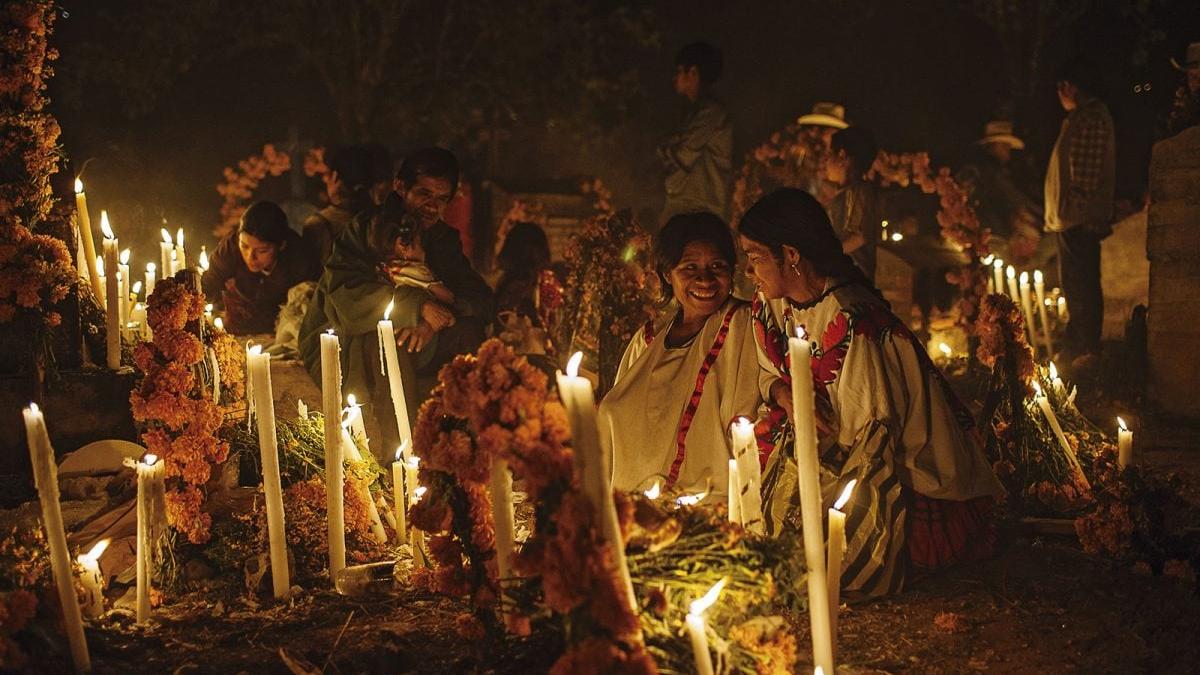 Cinco extrañas costumbres con las que celebramos el Día de Muertos