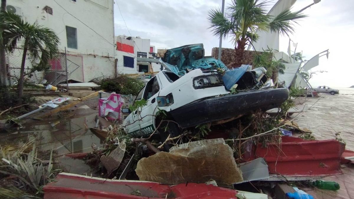 Gobierno de EU entrega maquinaria a México para liberar carreteras afectadas por huracán Otis