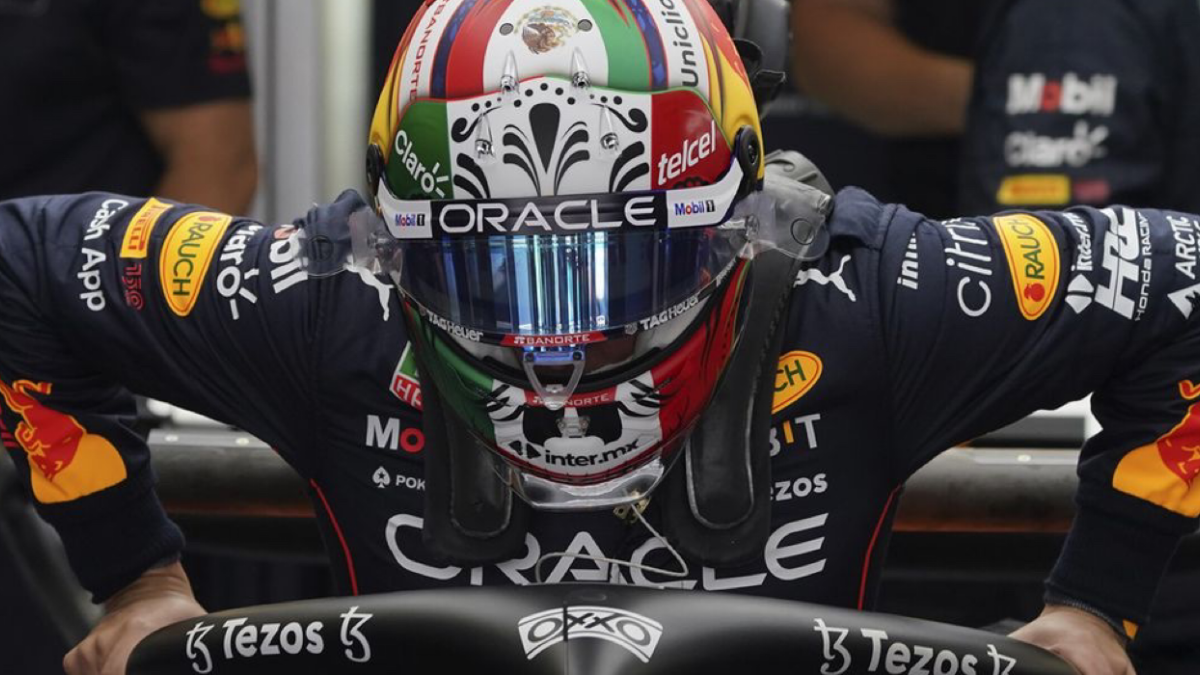 Checo Pérez consigue 1.7 millones de pesos en subasta de su casco para apoyar a Acapulco