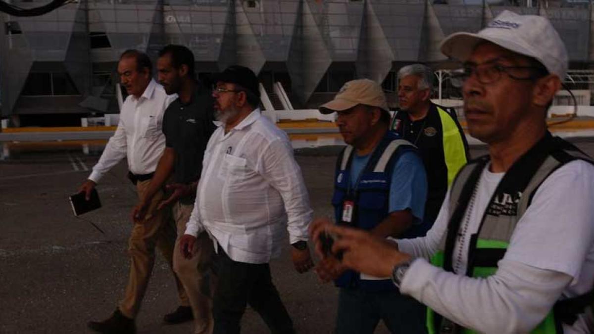 Inicia puente aéreo para sacar a turistas varados en Acapulco por huracán 'Otis'