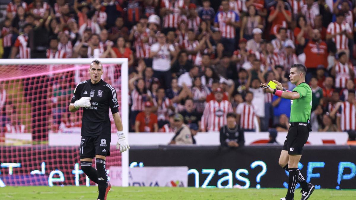 Liga MX: Chivas vs Tigres se detiene por grito discriminatorio contra Nahuel Guzmán (Video)