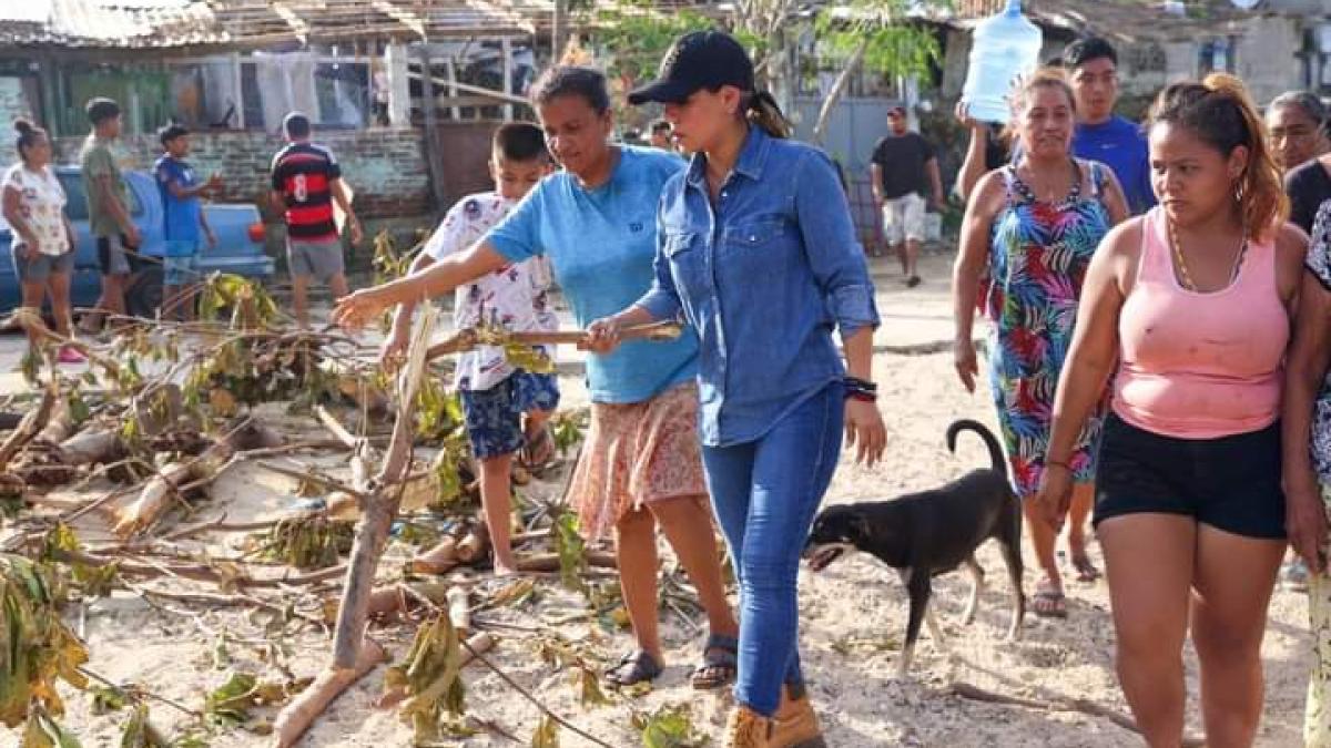 Evelyn Salgado recorre y supervisa entrega de apoyos a damnificados de diversas colonias de Acapulco