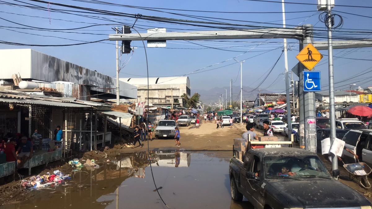 Revenden en calles de Acapulco productos saqueados de tiendas