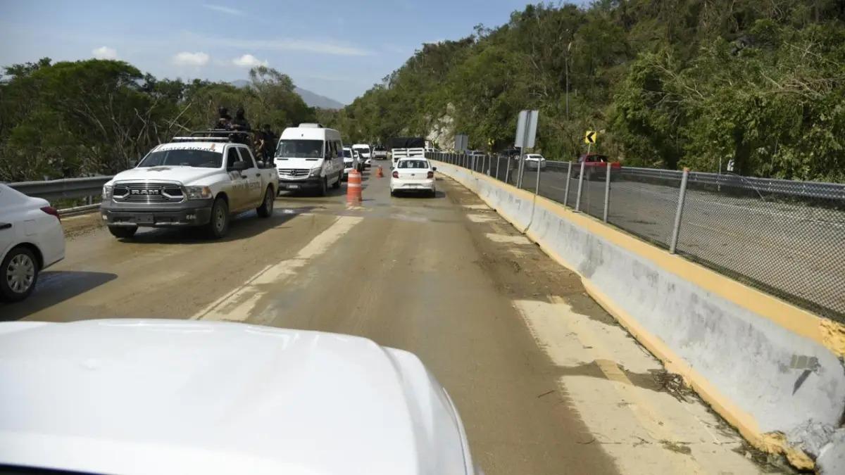Jorge Nuño reporta avances en restablecimiento de carreteras afectadas por huracán Otis