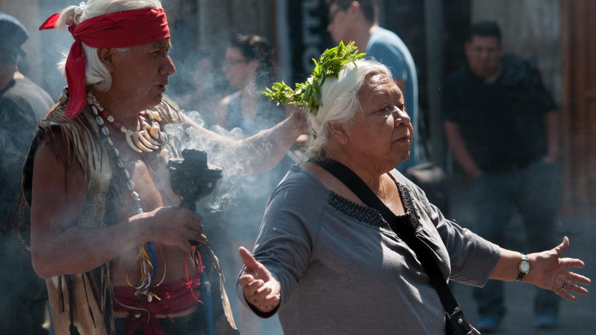 En México, 91% acude a “limpias” o amuletos