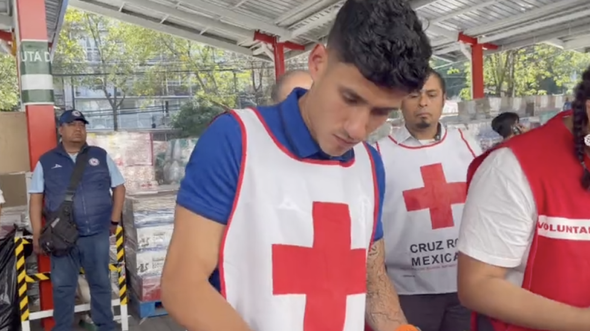 VIDEO: Uriel Antuna entrega víveres a la Cruz Roja para personas afectadas por el huracán Otis