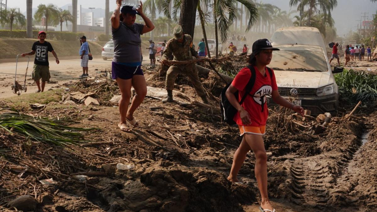 En Acapulco todos tendrán ayuda, pero primero los más pobres, responde AMLO a empresarios inconformes