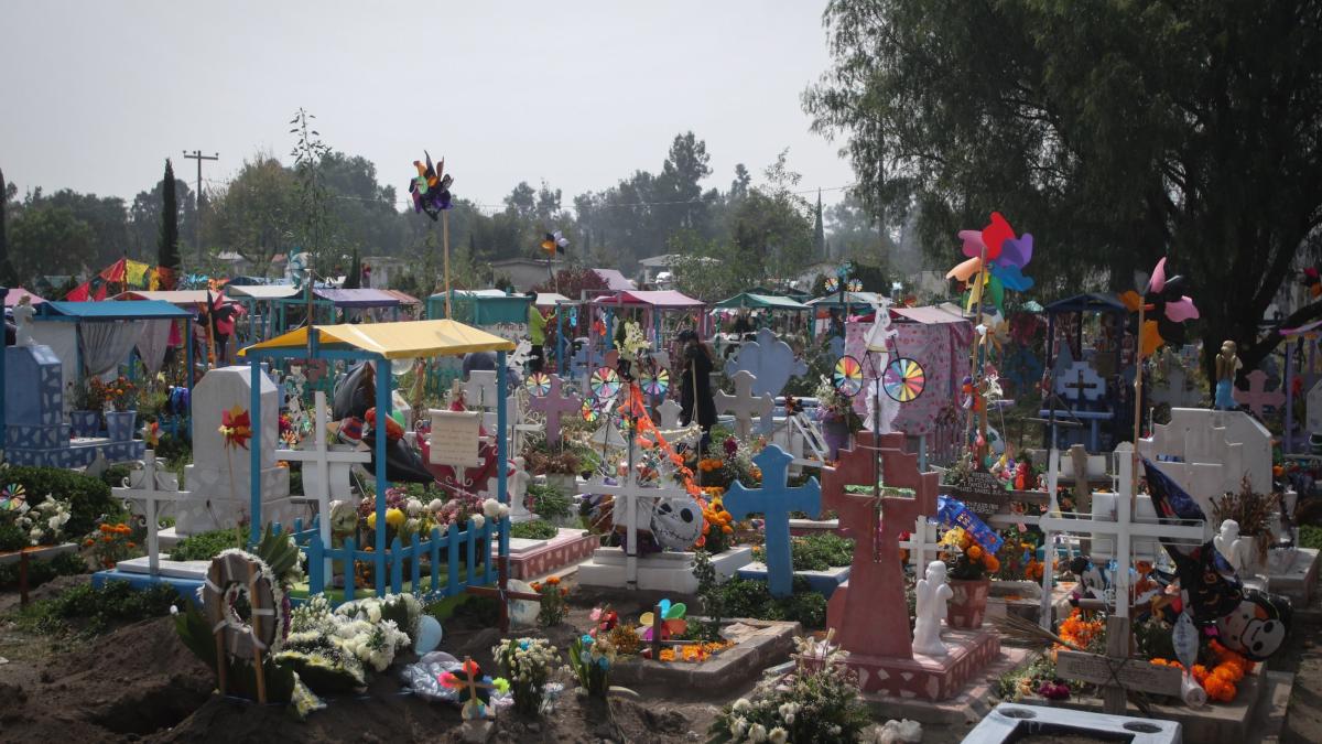 Capitalinos reciben con globos y música a los difuntos pequeños