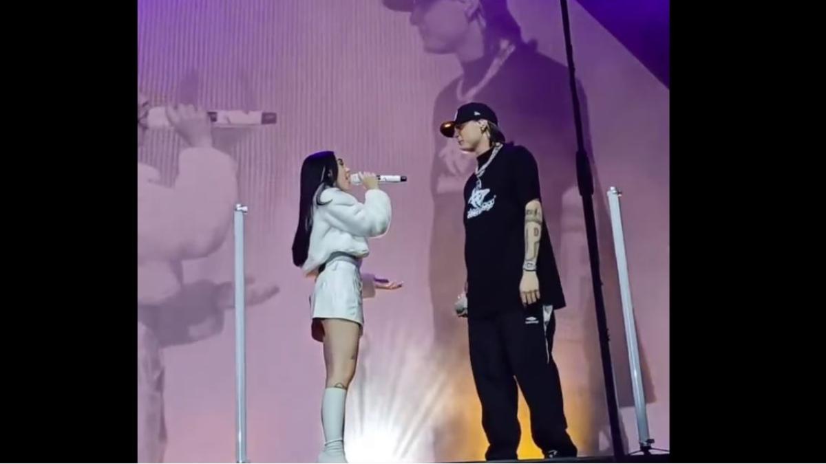 Peso Pluma y Nicki Nicole se besan en pleno concierto y confirman que son novios | VIDEO