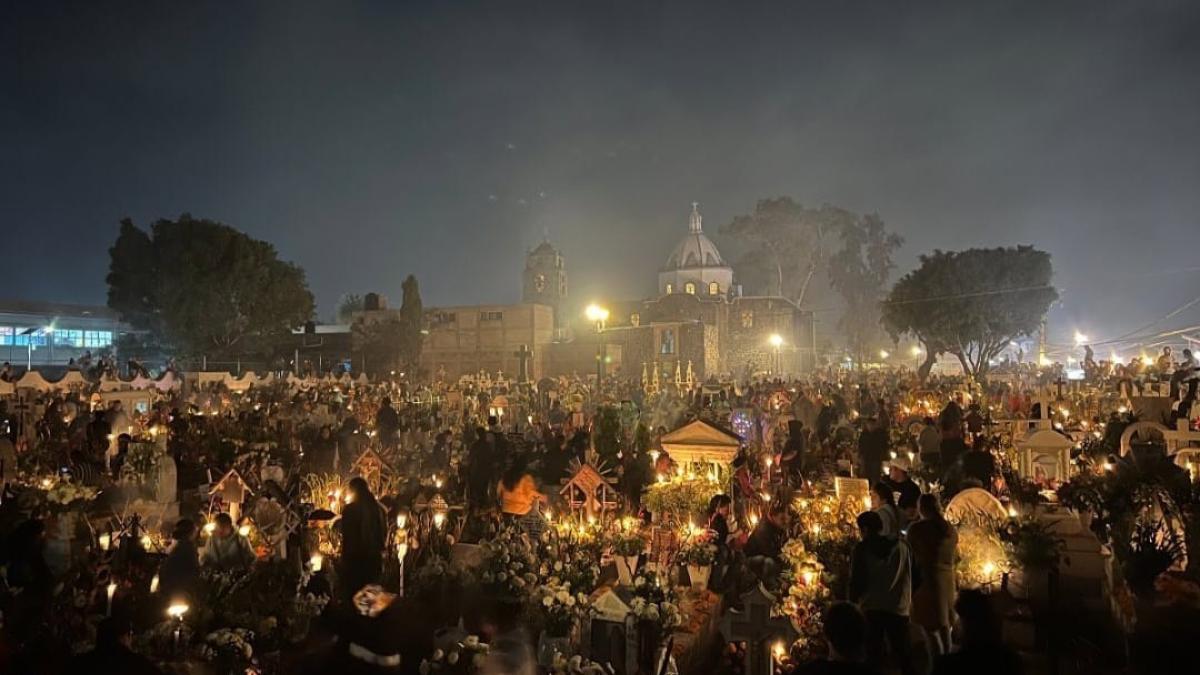 Panteón de Mixquic se llena de luz y flores para despedir a los muertos