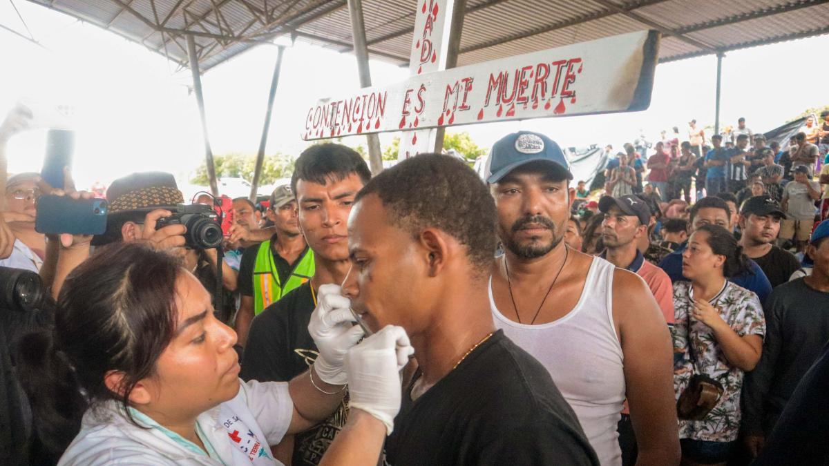 Migrantes se suturan los labios; protestan contra INM