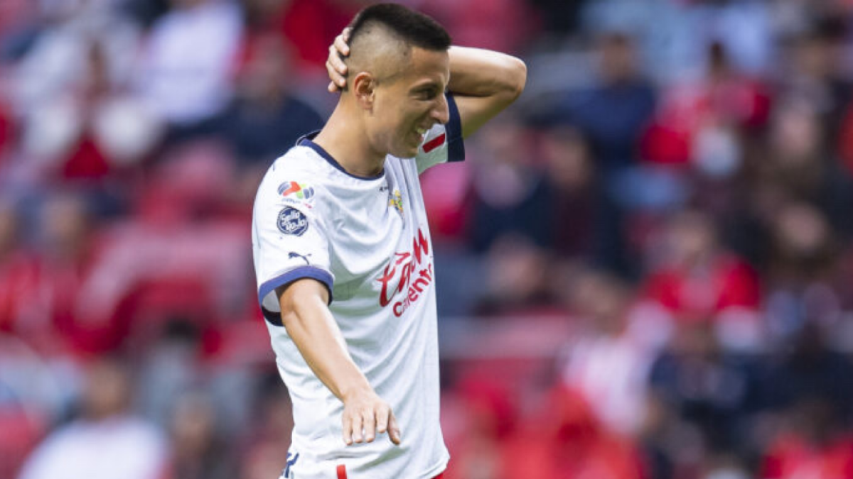 Chivas: ‘Piojo’ Alvarado sorprende con look a lo Peso Pluma; ¿Deja el futbol por la música?