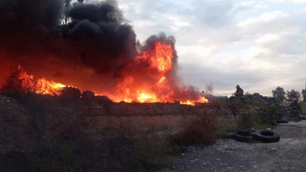 Hay un fuerte incendio al interior del Parque Cuitláhuac, en Iztapalapa; se queman llantas