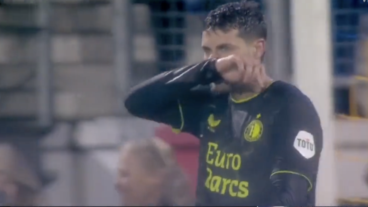 VIDEO: ¡Noooo! Santiago Giménez cobra penalti a lo Panenka con el Feyenoord... y la vuela