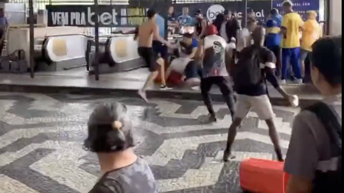 Copa Libertadores: Terrible pelea entre aficionados de Fluminense y Boca Juniors en el metro (Video)