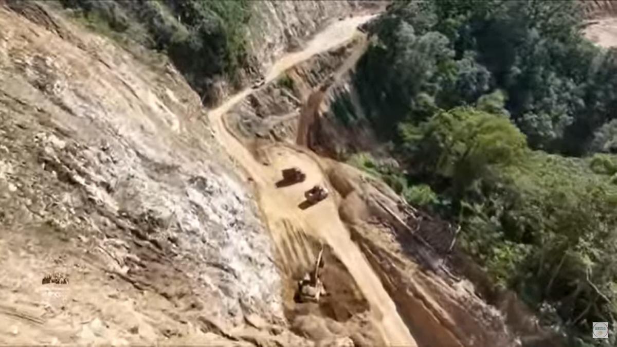 Informa SICT a AMLO derrumbe de tres taludes en la construcción de autopista Oaxaca a Puerto Escondido