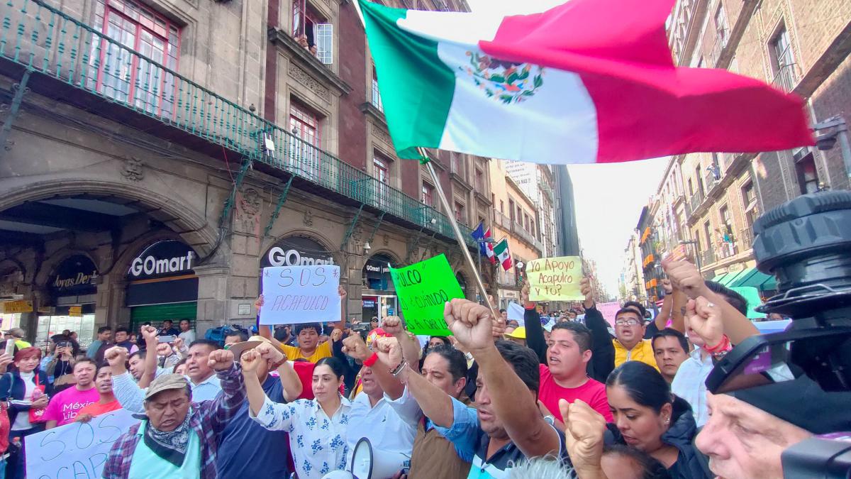 Impiden a caravana de Acapulco llegar al Zócalo