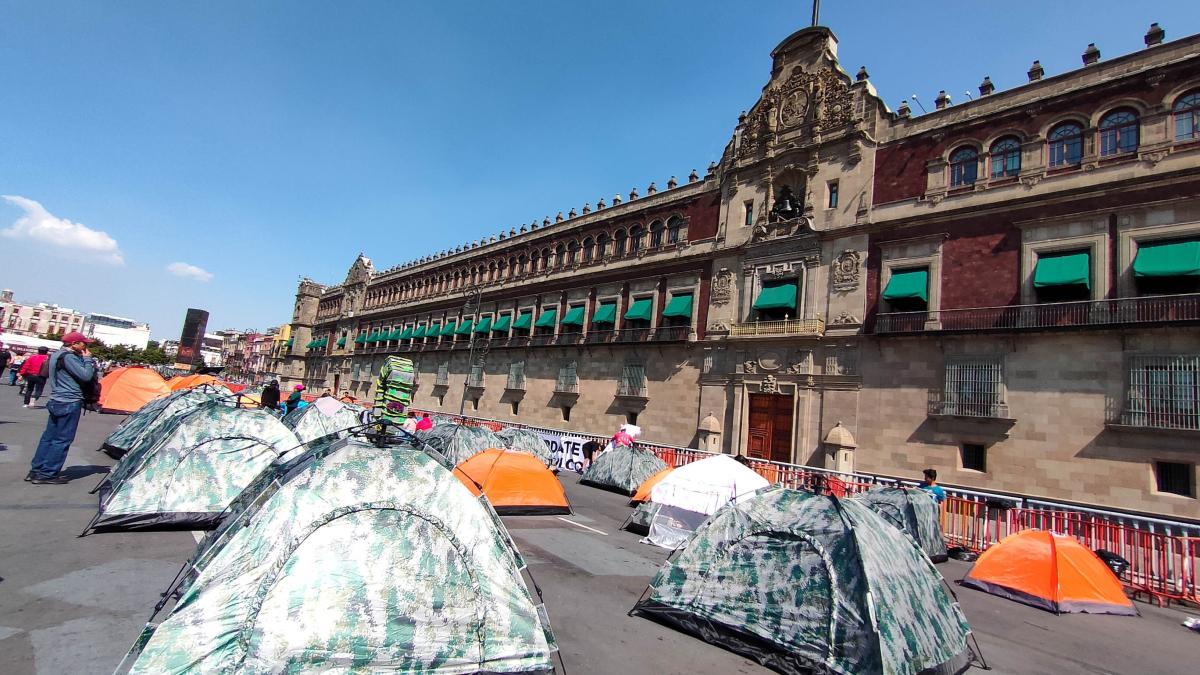 Caravana por Guerrero y seguridad de Palacio riñen