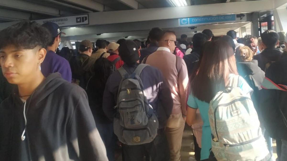 Metro CDMX: ‘Colapsa’ la Línea 8 este viernes y retiran un tren… por un encendedor atascado