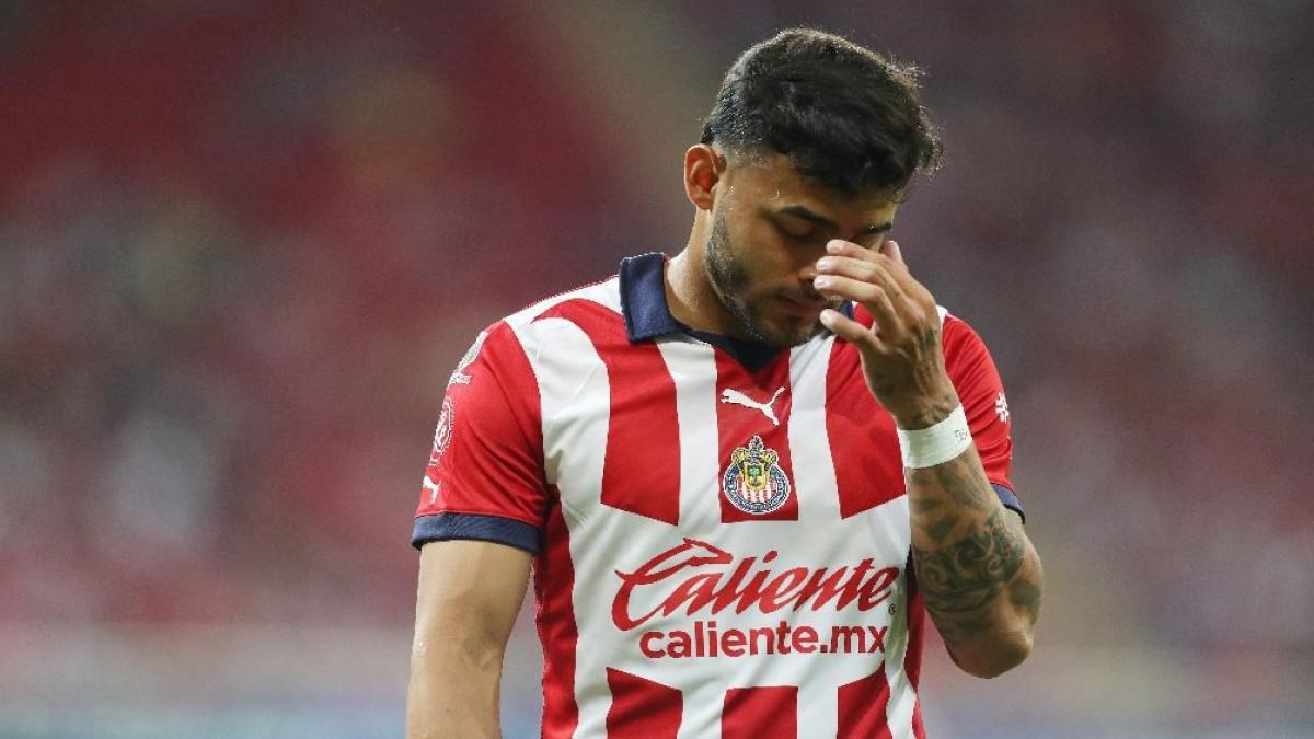 Chivas: "Ya vete", le gritan aficionados del Guadalajara a Alexis Vega a su llegada a CDMX (Video)