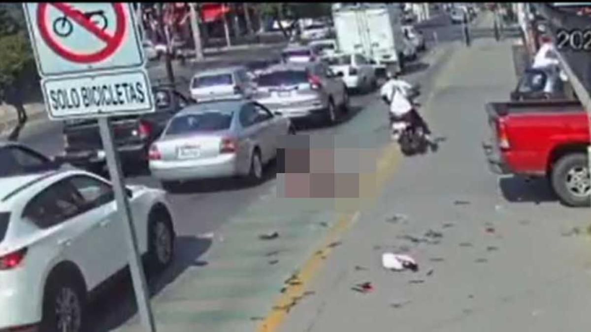 Motociclista que huye tras atropellar a niña de secundaría desata ola de reproches │ VIDEO