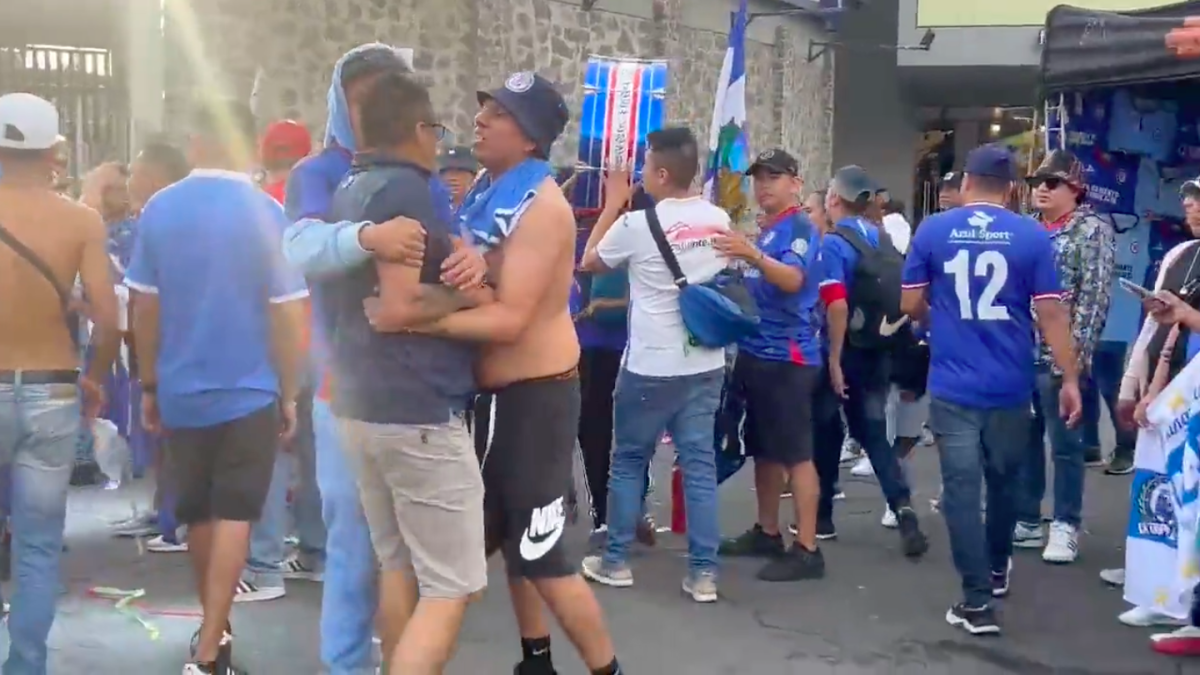 Cruz Azul: Aficionados de La Máquina pelean entre ellos en el Estadio Azteca