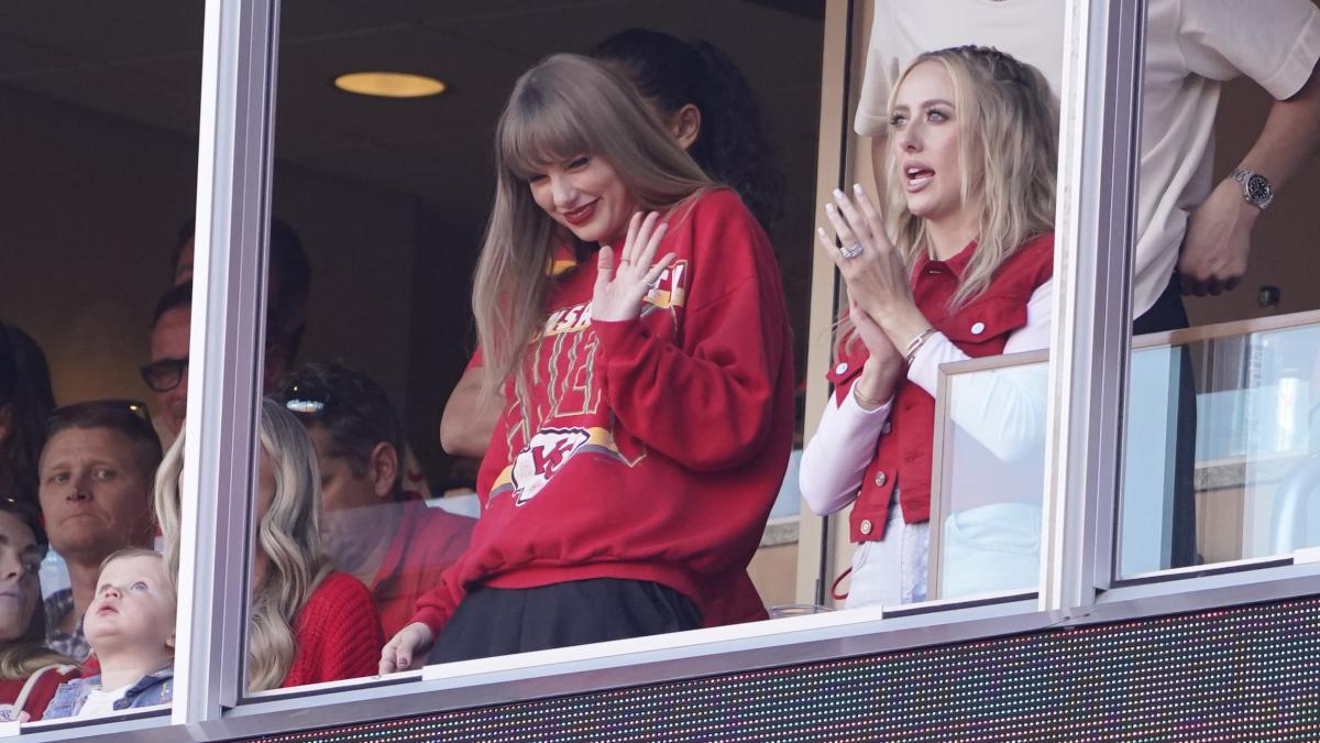 Taylor Swift dedica canción a Travis Kelce en pleno concierto: "Karma es el tipo de los Chiefs "