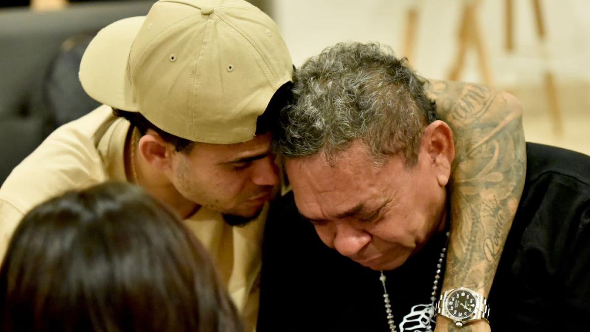 Luis Díaz y su padre, entre lágrimas, protagonizan emotivo abrazo luego del secuestro