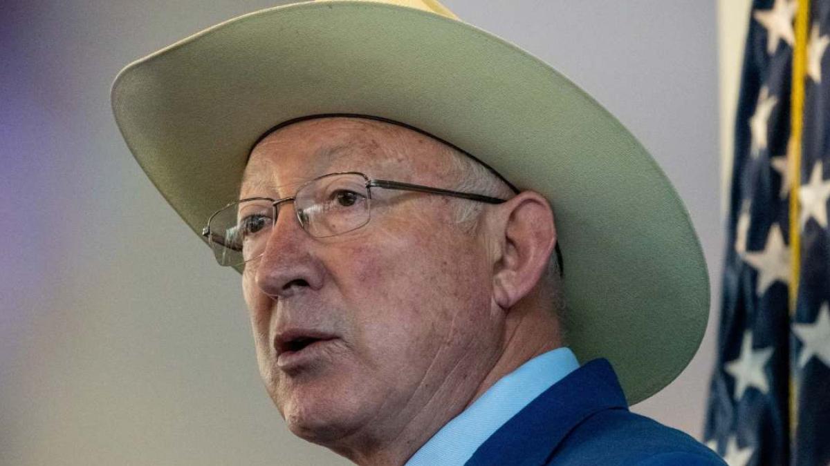 Ken Salazar llama a IP a 'descarbonizar' al sector industrial